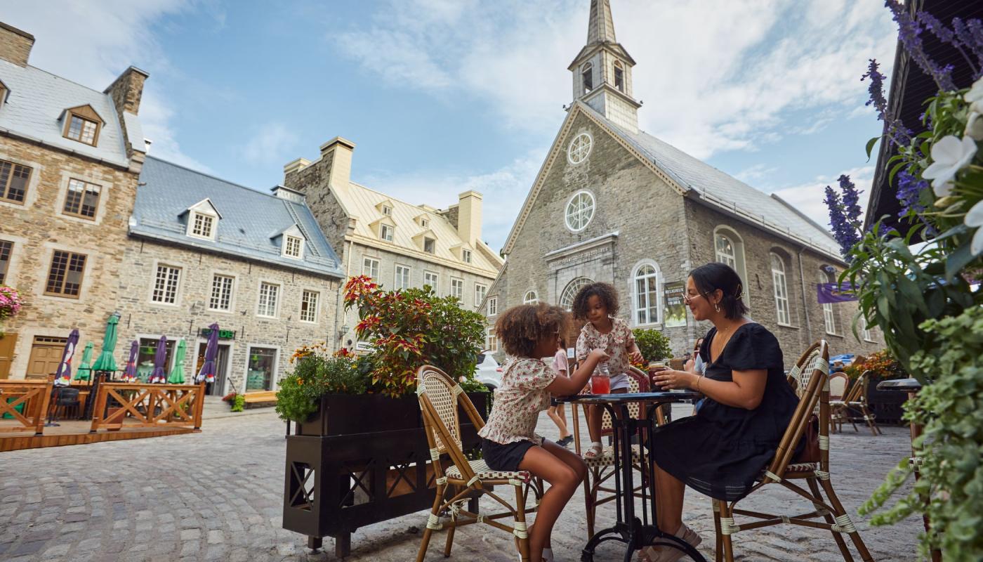 Family eating at Maison Smith in place Royale