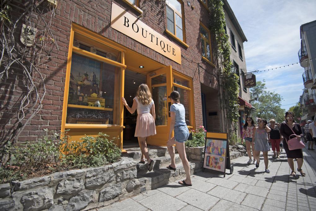 Deux filles qui entrent dans une boutique du Petit-Champlain