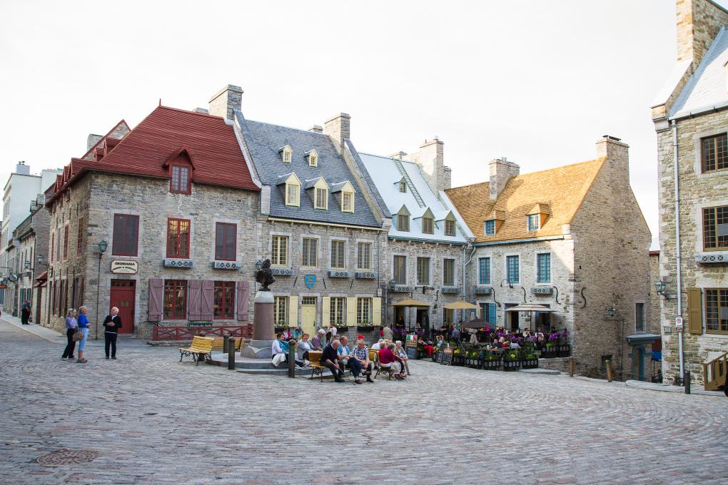 Place Royale - Touristes en été