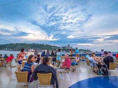 Passagers sur la terrasse de Croisières AML 