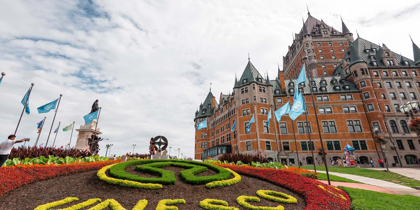 L'Hôtel Fairmont Le Château Frontenac et une plate-bande représentant l'UNESCO.