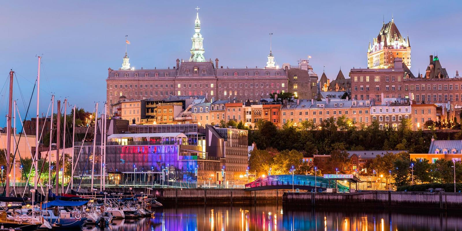 À partir du Bassin Louise, vue sur le Vieux-Port illuminé, les voiliers et le Séminaire de Québec, en début de soirée.